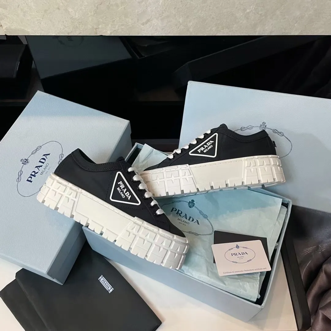 P420👟👟 2024 launches Prada’s latest catwalk shoes, the dad shoe series ͏ 💥PRADA early spring T-stage catwalk style👠Small fresh air with a little expensive feel, very perfect on the feet💃Elegant and elegant, crystal clear, regardless of the quality of accessories, they are all customized one-to-one, zero distance from the original version 1⃣Upper: imported nylon waterproof cloth + glue injection molding process 2⃣Inner lining: mixed sheepskin lining 3⃣Outsole: original one-to-one molded TPU outsole 4⃣🔺Original packaging Heel height 5cm 5⃣Number: 34-40🐎